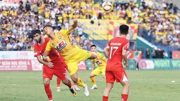 Trận đấu quyết liệt giữa Đông Á Thanh Hóa (áo vàng) và Viettel. (Ảnh: VPF )