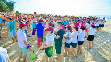 Du khách hào hứng tham gia những trò chơi tập thể trên bãi biển. (Ảnh: HUỆ VŨ)
