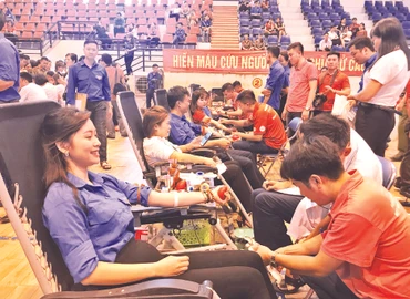 Hội viên Hội Phụ nữ Tuyên Quang tích cực tham gia phong trào hiến máu nhân đạo.