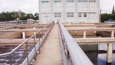 Các nhà máy xử lý nước thải hiện nay chỉ mới xử lý được hơn 12%, số còn lại đổ thẳng ra kênh, rạch.