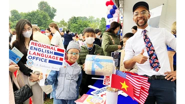 Quầy triển lãm giáo dục Mỹ thu hút sự quan tâm của người tham dự. Ảnh: ĐẠI SỨ QUÁN MỸ
