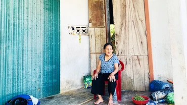 Mẹ liệt sĩ Nguyễn Thị Tường tại ngôi nhà chưa được cấp giấy chứng nhận quyền sử dụng đất.