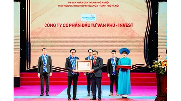 Thừa ủy quyền của Chủ tịch nước, Thủ tướng Chính phủ, Chủ tịch UBND thành phố Hà Nội Trần Sỹ Thanh trao tặng Huân chương Lao động hạng ba cho Công ty cổ phần Đầu tư Văn Phú - Invest.