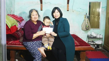 Đại diện Hội Phụ nữ Duy Tiên tặng quà cho em Quân thị trấn Đồng Văn.