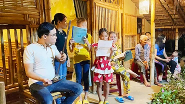Anh Phước giúp người dân, trẻ em làng cổ Gò Cỏ hệ thống lại làn điệu, câu ca di sản bài chòi, hát hố.