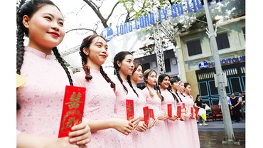 Dàn phù dâu với trang phục và tóc thắt bím, đặc trưng của các cô gái miền bắc những năm 80.