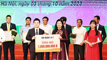 Ông Đỗ Vinh Quang, Phó Chủ tịch HĐQT Tập đoàn T&T Group (bên trái) trao 1 tỷ đồng ủng hộ cho Quỹ “Vì người nghèo” thành phố Hà Nội.