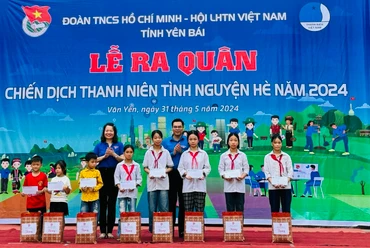 Tặng quà cho học sinh nghèo vượt khó. (Ảnh: THANH SƠN)