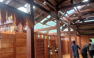 Một nhà dân tại huyện Trấn Yên bị tốc mái nhà. (Ảnh Báo Yên Bái)