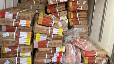 Khoảng 800kg thịt đông lạnh chưa rõ nguồn gốc trên xe đã bị tạm giữ.