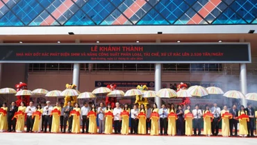 Các đại biểu thực hiện nghi thức khánh thành Nhà máy đốt rác phát điện và nâng công suất phân loại, tái chế, xử lý rác.