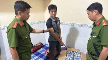 Pháo hoa nổ không rõ nguồn gốc xuất xứ tàng trữ tại nơi ở của đối tượng.