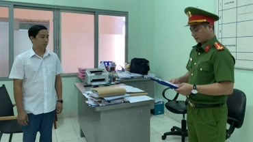 Tống đạt các Quyết định khởi tố vụ án, khởi tố bị can và Lệnh tạm giam 4 tháng đối với Đồng Minh Duy. 