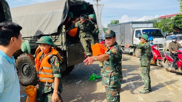 Quân khu 2 triển khai lực lượng Quân đội ứng cứu tại thành phố Yên Bái. (Ảnh: THANH SƠN)