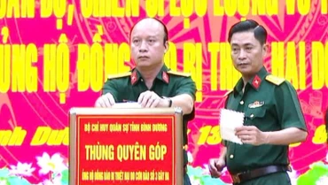 Thủ trưởng Bộ Chỉ huy Quân sự tỉnh Bình Dương quyên góp ủng hộ đồng bào bị ảnh hưởng do cơn bão số 3.