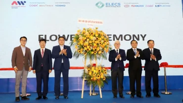 Lãnh đạo tỉnh Bình Dương trao lẵng hoa chúc mừng các đơn vị phối hợp tổ chức triển lãm. 
