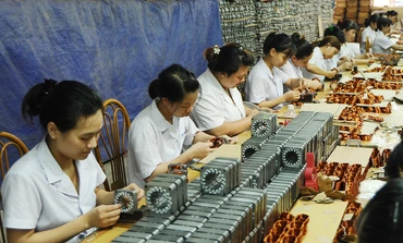 Chính sách BHXH đang được hoàn thiện theo hướng bảo đảm tốt hơn quyền lợi của người lao động. Ảnh: BẮC HẢI