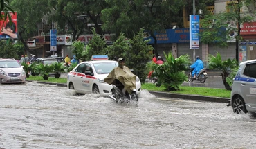 Ngập trên tuyến phố ở Hà Nội.