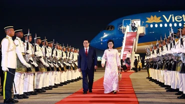 Lễ đón Thủ tướng Phạm Minh Chính và Phu nhân đến thủ đô Kuala Lumpur bắt đầu chuyến thăm chính thức Malaysia và tham dự Hội nghị Cấp cao ASEAN lần thứ 46. (Ảnh: TTXVN)