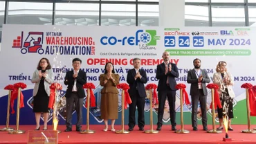 Các đại biểu thực hiện nghi thức khai mạc triển lãm.