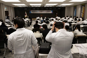 Một cuộc gặp giữa đại diện các bác sĩ ở Seoul và Chính phủ Hàn Quốc. Ảnh: YONHAP