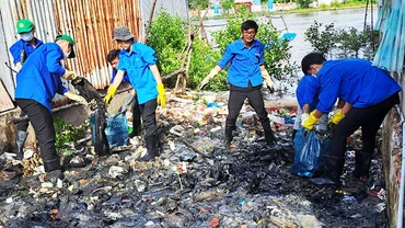 Những “chú ve” cần mẫn dọn rác trên địa bàn tỉnh Cà Mau.