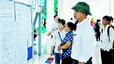 Thí sinh và phụ huynh tìm hiểu thông tin tuyển sinh đại học. Ảnh: NGUYỄN HẢI