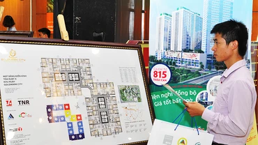 Khách hàng tìm hiểu thông tin chung cư tại Hà Nội. Ảnh: NGUYỆT ANH