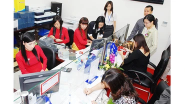 Một số ngân hàng đưa ra nhiều giải pháp thuận lợi nhằm thu hút khách hàng vay vốn. Ảnh: NAM ANH