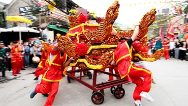 Lễ hội tạo nên không khí sôi nổi cho làng nghề cổ dịp đầu xuân.