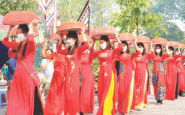 Rước bánh trôi dâng lên Hai Bà Trưng tại lễ hội đền Hát Môn.