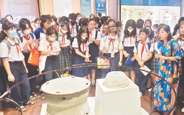 Học sinh tham quan Bảo tàng Lịch sử Thành phố Hồ Chí Minh.
