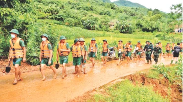  Các lực lượng vào khu vực tìm kiếm nạn nhân mất tích.
