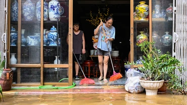 Sáng 13/9, nhiều hộ dân, tiểu thương tại xã Bát Tràng, huyện Gia Lâm, Hà Nội dọn dẹp bùn đất sau khi nước xuống. (Ảnh QUANG TÙNG)