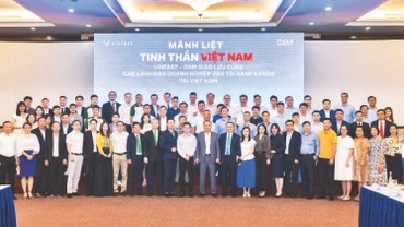 Lãnh đạo Liên hiệp Hợp tác xã liên minh kinh tế miền nam cùng các doanh nghiệp vận tải hành khách tham quan và giao lưu tại Nhà máy sản xuất ô-tô điện VinFast Hải Phòng.