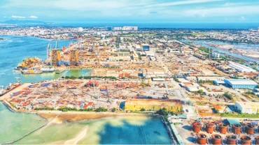 Khu vực sản xuất trụ điện gió ngoài khơi lớn nhất Việt Nam tại thành phố Vũng Tàu mở ra một ngành sản xuất mới, bền vững.