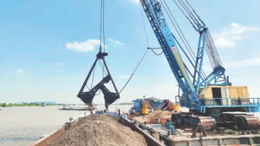 Tỉnh An Giang khai thác nguồn cát sông Hậu phục vụ xây dựng cao tốc Châu Đốc-Cần Thơ-Sóc Trăng. 