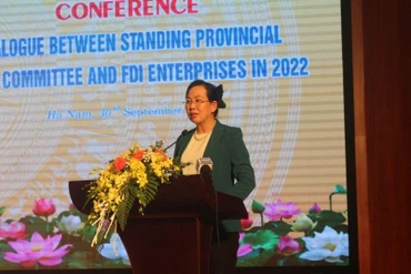 Đồng chí Bí thư tỉnh ủy phát biểu tại buổi đối thoại. 