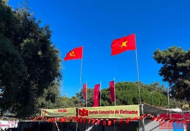 Gian trưng bày do Báo Nhân Dân tổ chức nổi bật trong Khu Quốc tế ở Hội báo Avante 2022.