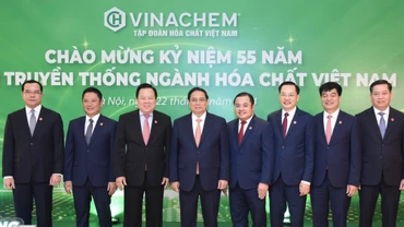 Thủ tướng Phạm Minh Chính trao cờ thi đua của Chính phủ cho Tập đoàn Hóa chất Việt Nam.