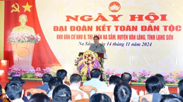 Thủ tướng Phạm Minh Chính phát biểu chúc mừng, động viên nhân dân các dân tộc thị trấn Na Sầm (Lạng Sơn).