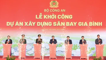 Thủ tướng Phạm Minh Chính và các đại biểu thực hiện nghi thức khởi công dự án xây dựng sân bay Gia Bình.