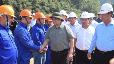 Thủ tướng Phạm Minh Chính kiểm tra và động viên công nhân thi công đường bộ cao tốc Đồng Đăng-Trà Lĩnh đoạn qua tỉnh Cao Bằng.