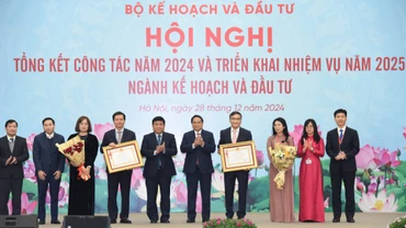 Thủ tướng Phạm Minh Chính trao Huân chương Lao động hạng Hai của Chủ tịch nước tặng tập thể của Bộ Kế hoạch và Đầu tư.
