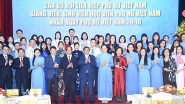 Thủ tướng Phạm Minh Chính với cán bộ, giảng viên, sinh viên Học viện Phụ nữ Việt Nam.