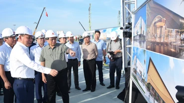 Thủ tướng Phạm Minh Chính kiểm tra tình hình triển khai dự án Trung tâm Hội chợ Triển lãm quốc gia tại huyện Đông Anh.