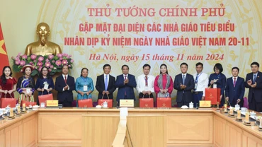 Thủ tướng Phạm Minh Chính, Phó Thủ tướng Lê Thành Long, Bộ trưởng Bộ Giáo dục và Đào tạo Nguyễn Kim Sơn, Chủ nhiệm ủy ban Văn hóa, Giáo dục của Quốc hội Nguyễn Đắc Vinh và các nhà giáo tiêu biểu 