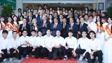Thủ tướng Phạm Minh Chính và Giáo sư Klaus Schwab cùng thầy cô, sinh viên các trường đại học.