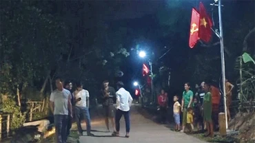 Có điện chiếu sáng, bản làng vùng biên giới huyện Minh Hóa (Quảng Bình) thêm vui.