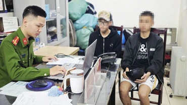 Một số thanh thiếu niên lạng lách, đánh võng trên đường phố Hà Nội được đưa về trụ sở công an. (Ảnh: PHẠM KIÊN)